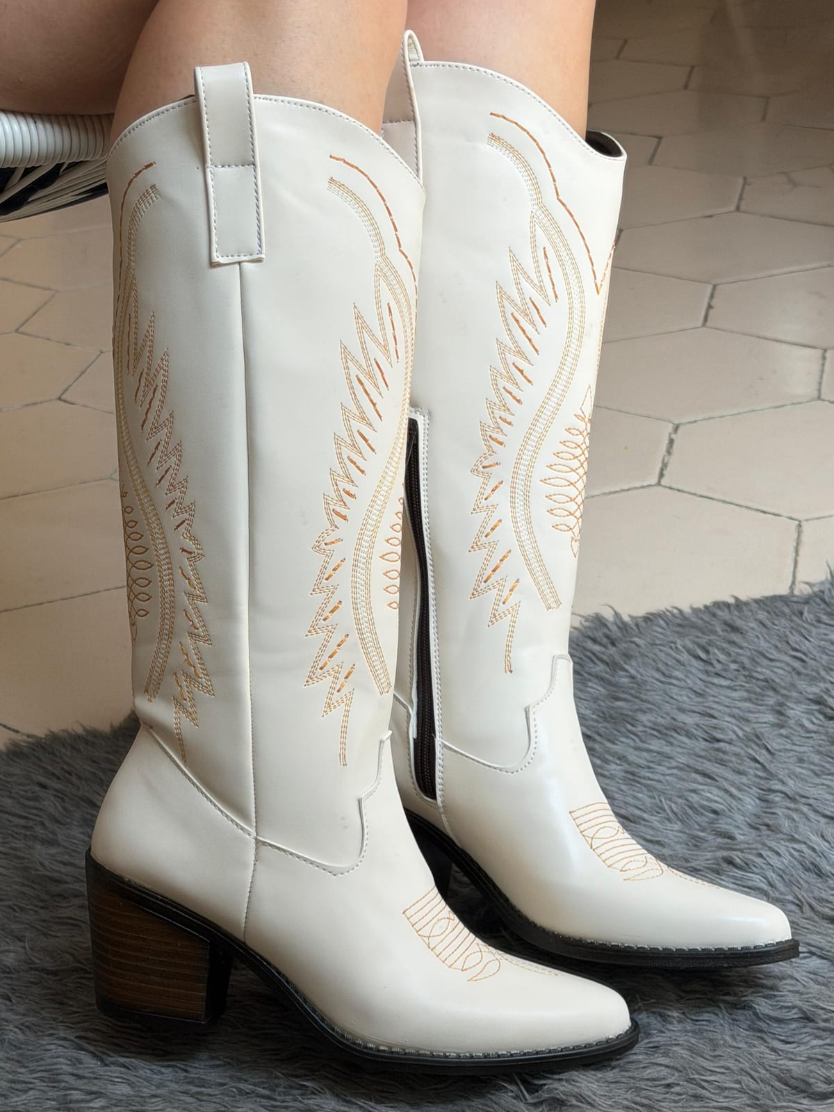 Bota vaquera larga bordado - Latte