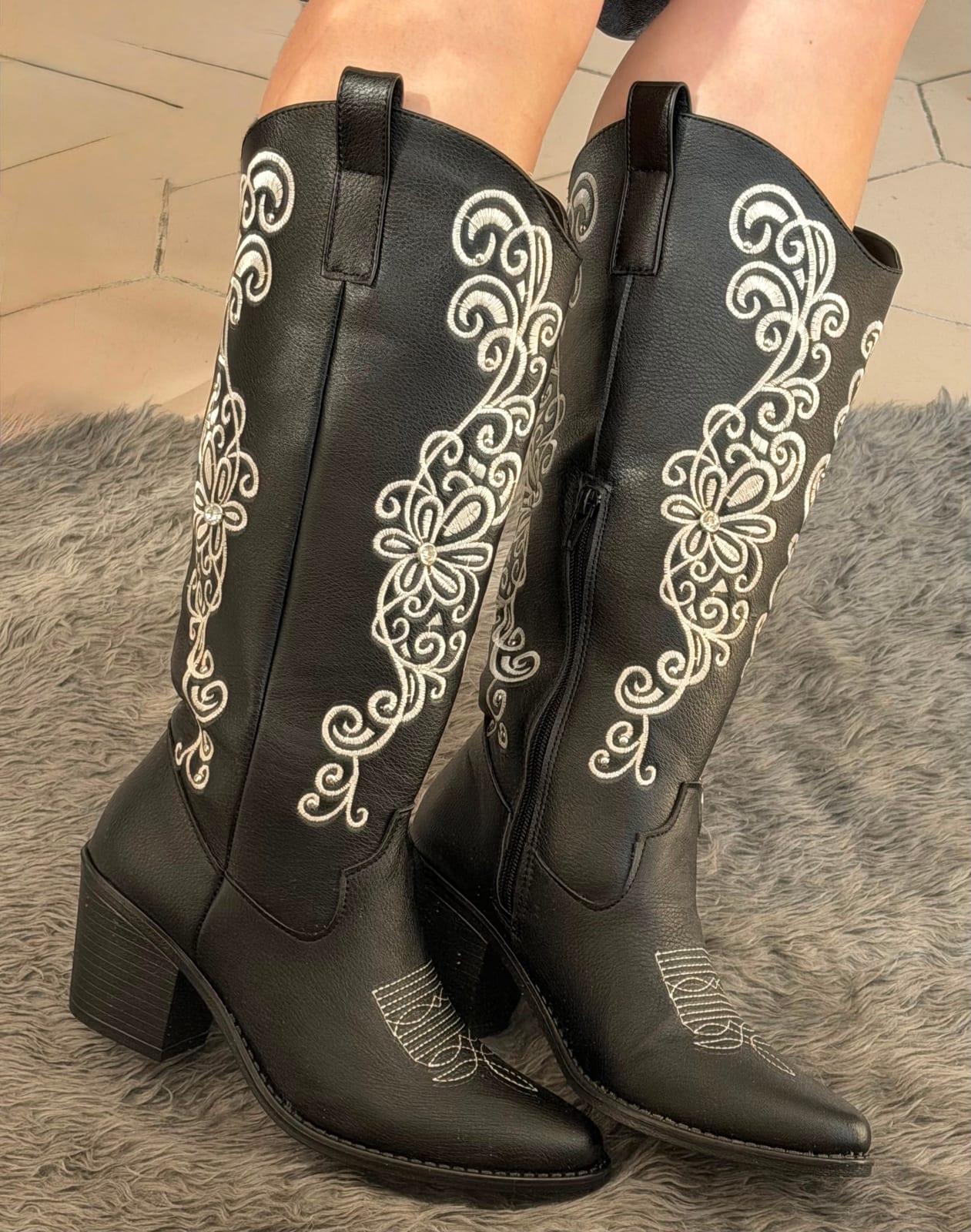 Bota vaquera alta bordado flor - Negro